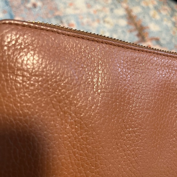 Cuyana pebbled leather wallet in caramel/chestnut - Picture 5 of 9